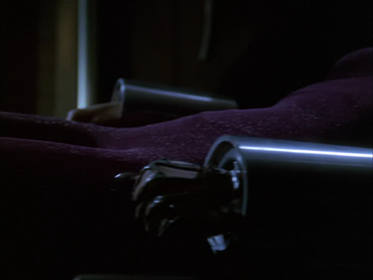 extant_StarTrek_VOY_6x01-EquinoxPart2_01093.jpg