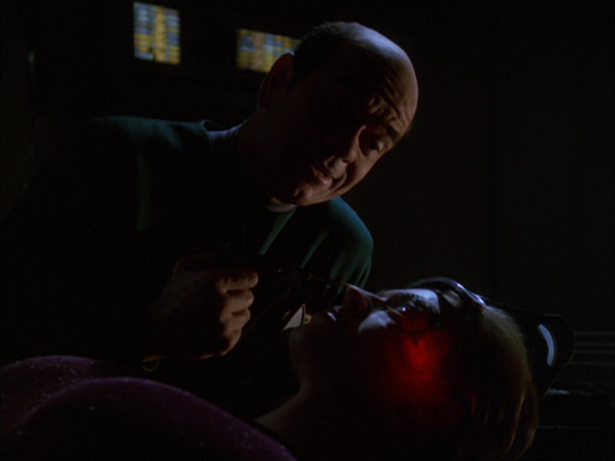 extant_StarTrek_VOY_6x01-EquinoxPart2_01105.jpg