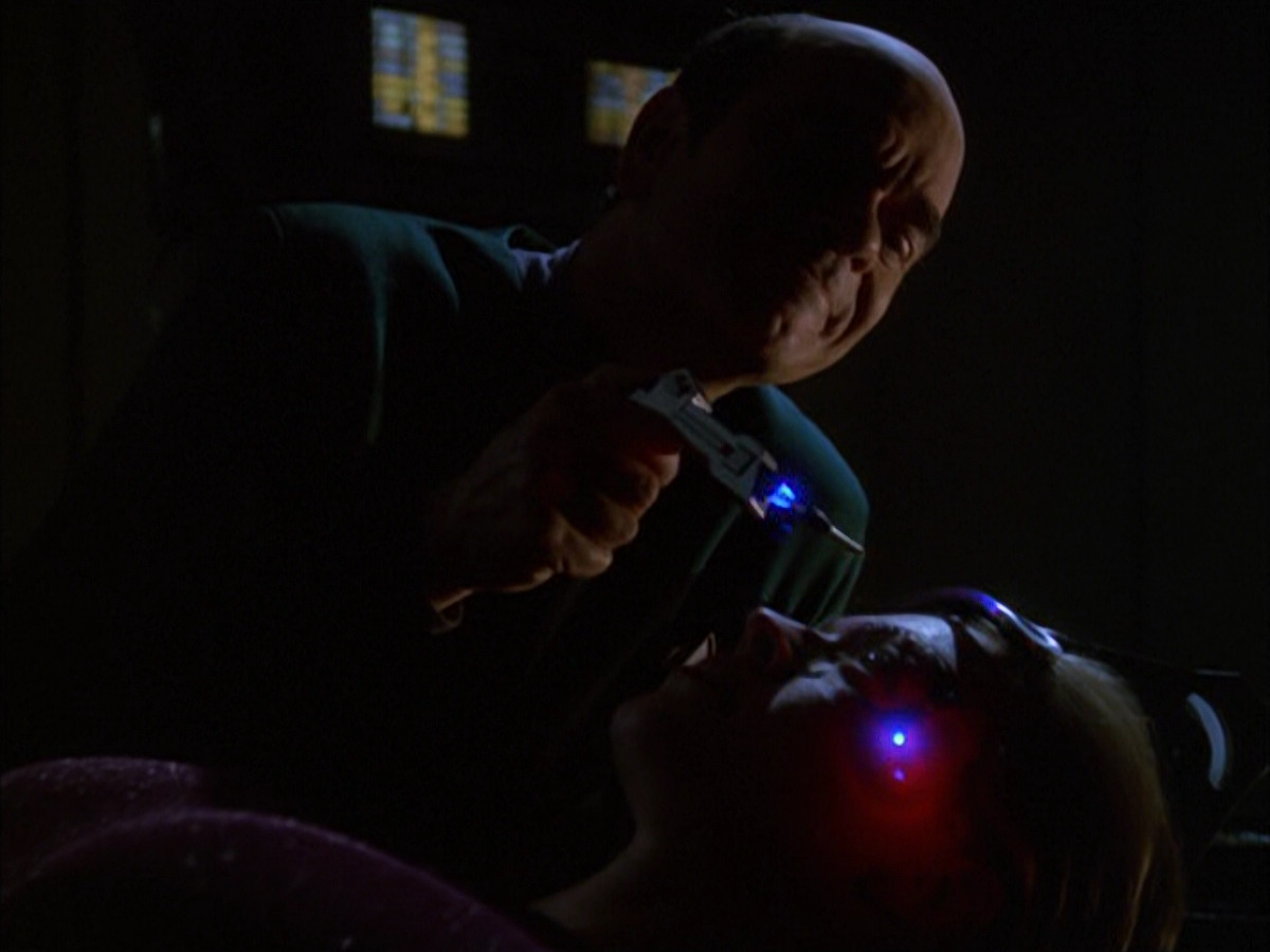 extant_StarTrek_VOY_6x01-EquinoxPart2_01108.jpg