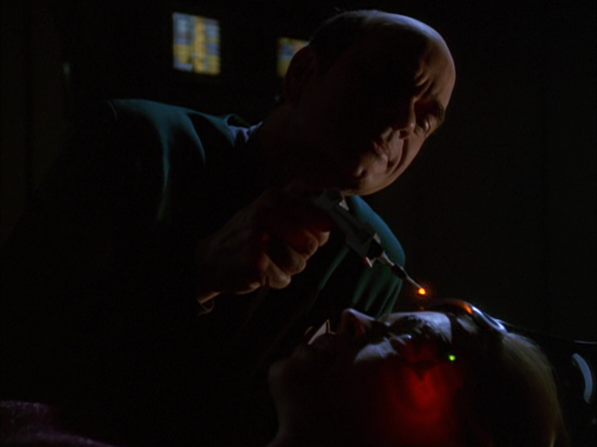 extant_StarTrek_VOY_6x01-EquinoxPart2_01111.jpg