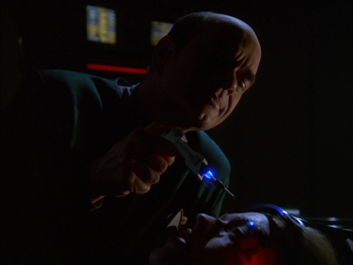 extant_StarTrek_VOY_6x01-EquinoxPart2_01113.jpg