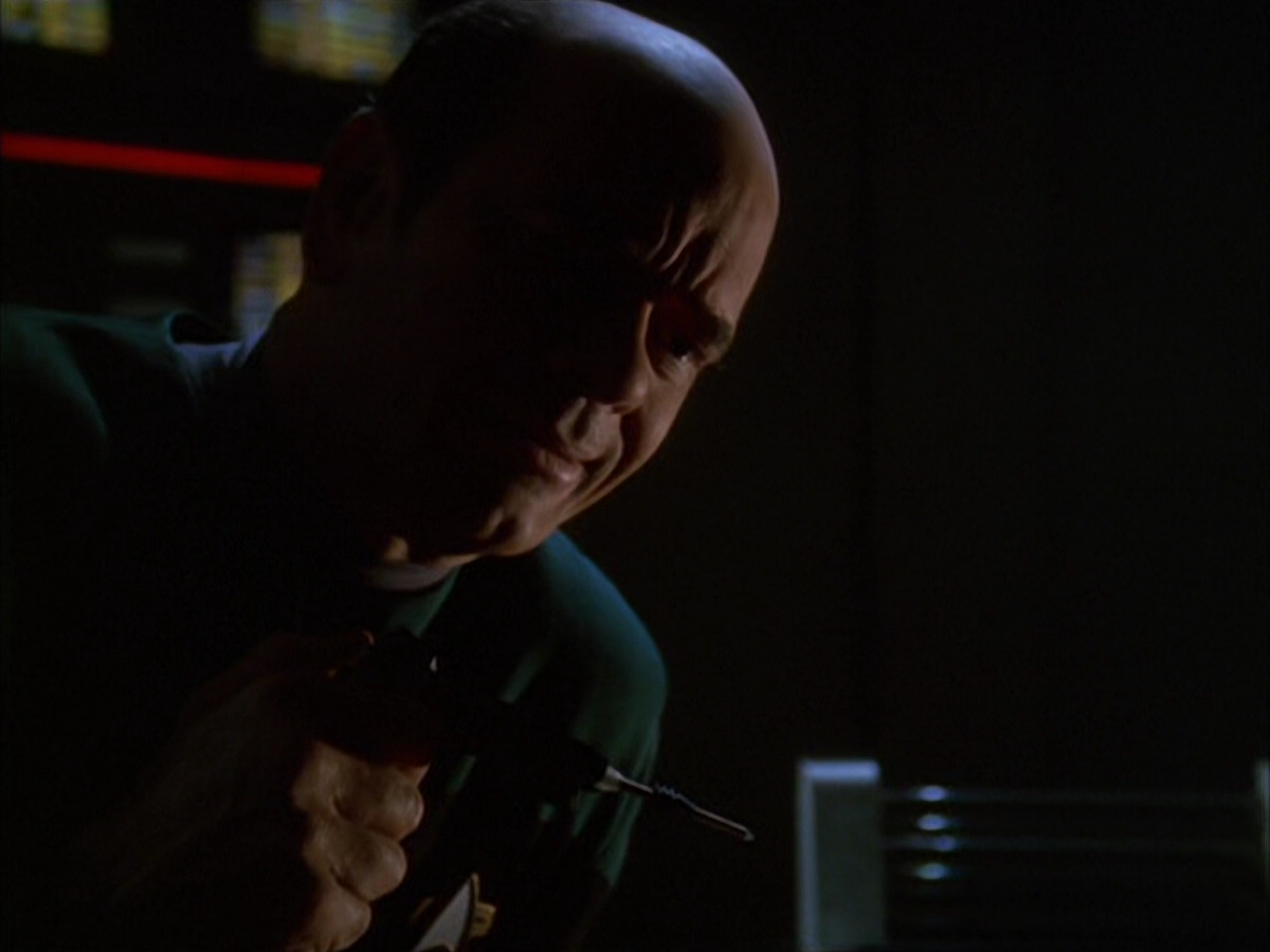 extant_StarTrek_VOY_6x01-EquinoxPart2_01117.jpg