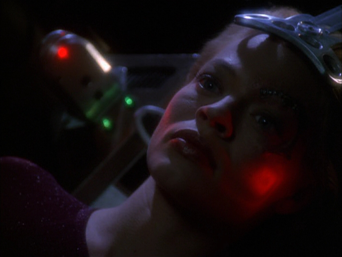 extant_StarTrek_VOY_6x01-EquinoxPart2_01137.jpg