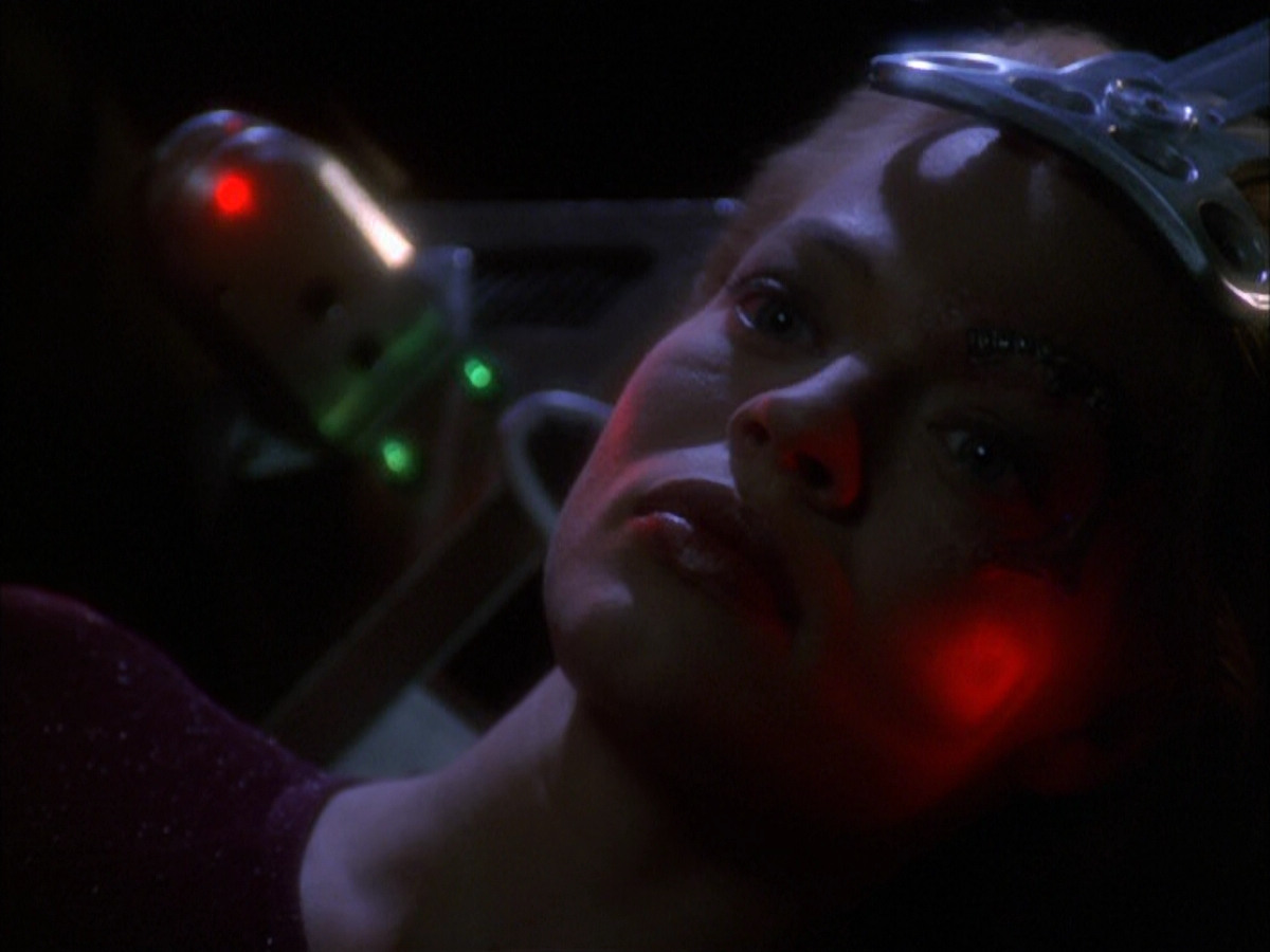 extant_StarTrek_VOY_6x01-EquinoxPart2_01139.jpg