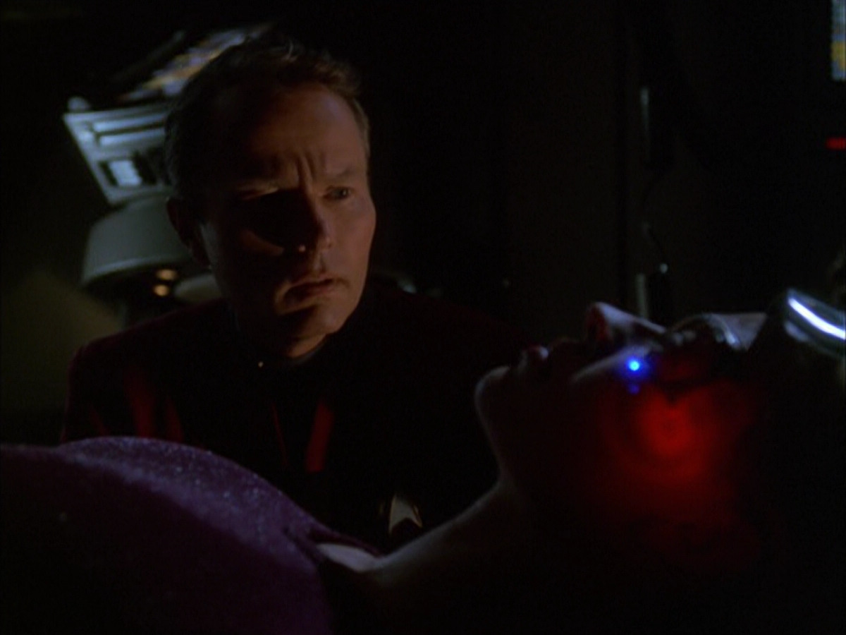 extant_StarTrek_VOY_6x01-EquinoxPart2_01158.jpg