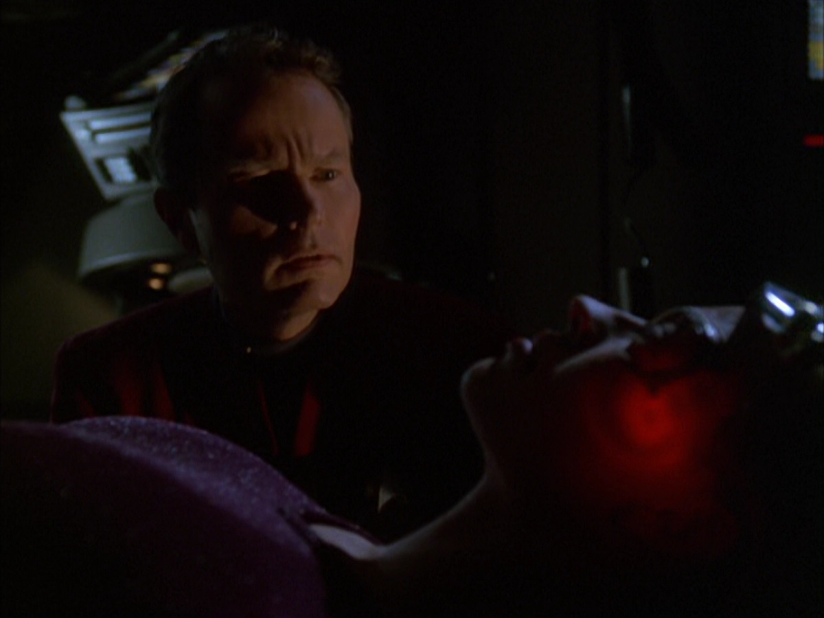 extant_StarTrek_VOY_6x01-EquinoxPart2_01159.jpg