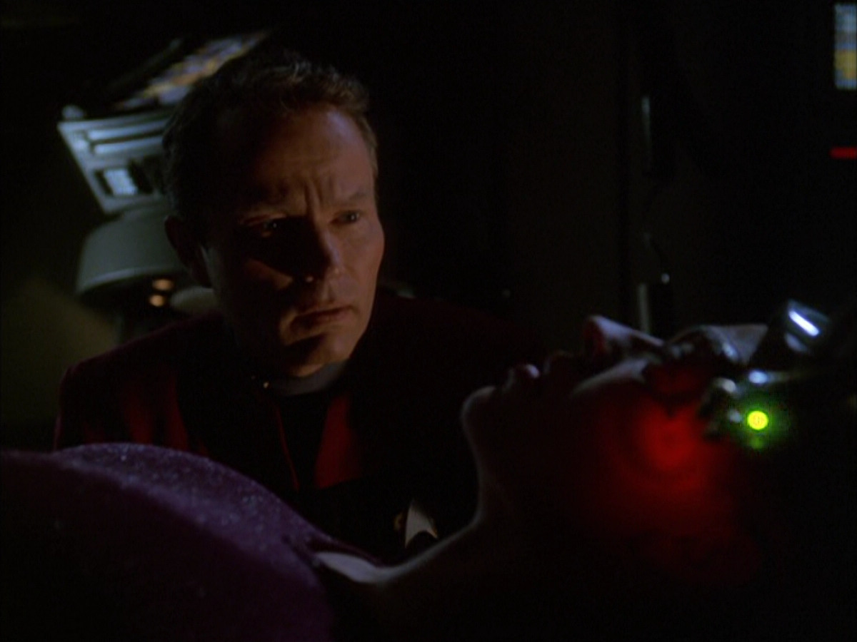extant_StarTrek_VOY_6x01-EquinoxPart2_01161.jpg