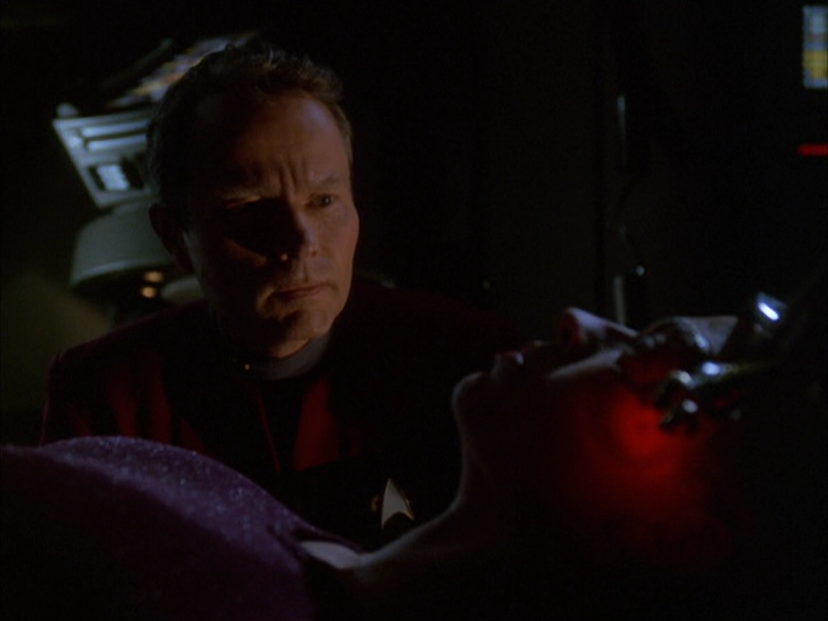 extant_StarTrek_VOY_6x01-EquinoxPart2_01162.jpg
