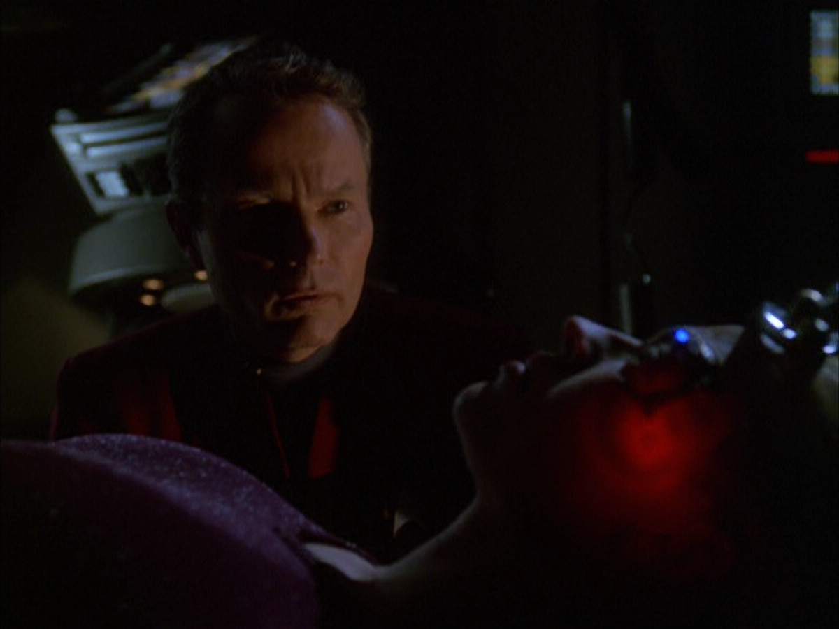 extant_StarTrek_VOY_6x01-EquinoxPart2_01165.jpg