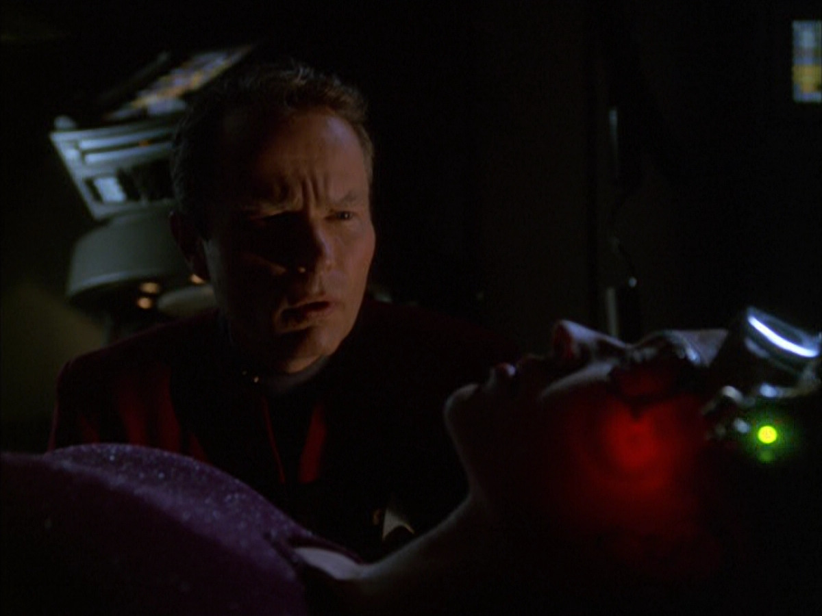 extant_StarTrek_VOY_6x01-EquinoxPart2_01170.jpg