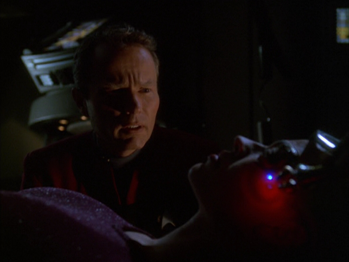 extant_StarTrek_VOY_6x01-EquinoxPart2_01171.jpg