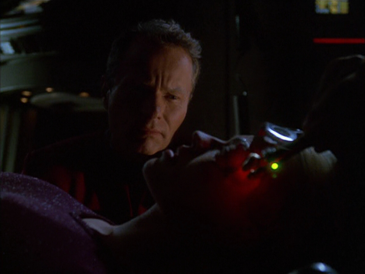 extant_StarTrek_VOY_6x01-EquinoxPart2_01179.jpg