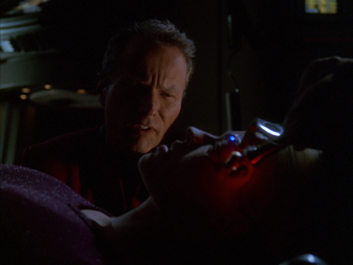 extant_StarTrek_VOY_6x01-EquinoxPart2_01180.jpg