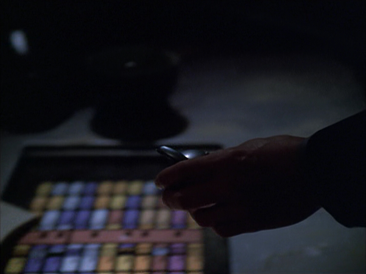 extant_StarTrek_VOY_6x01-EquinoxPart2_01402.jpg
