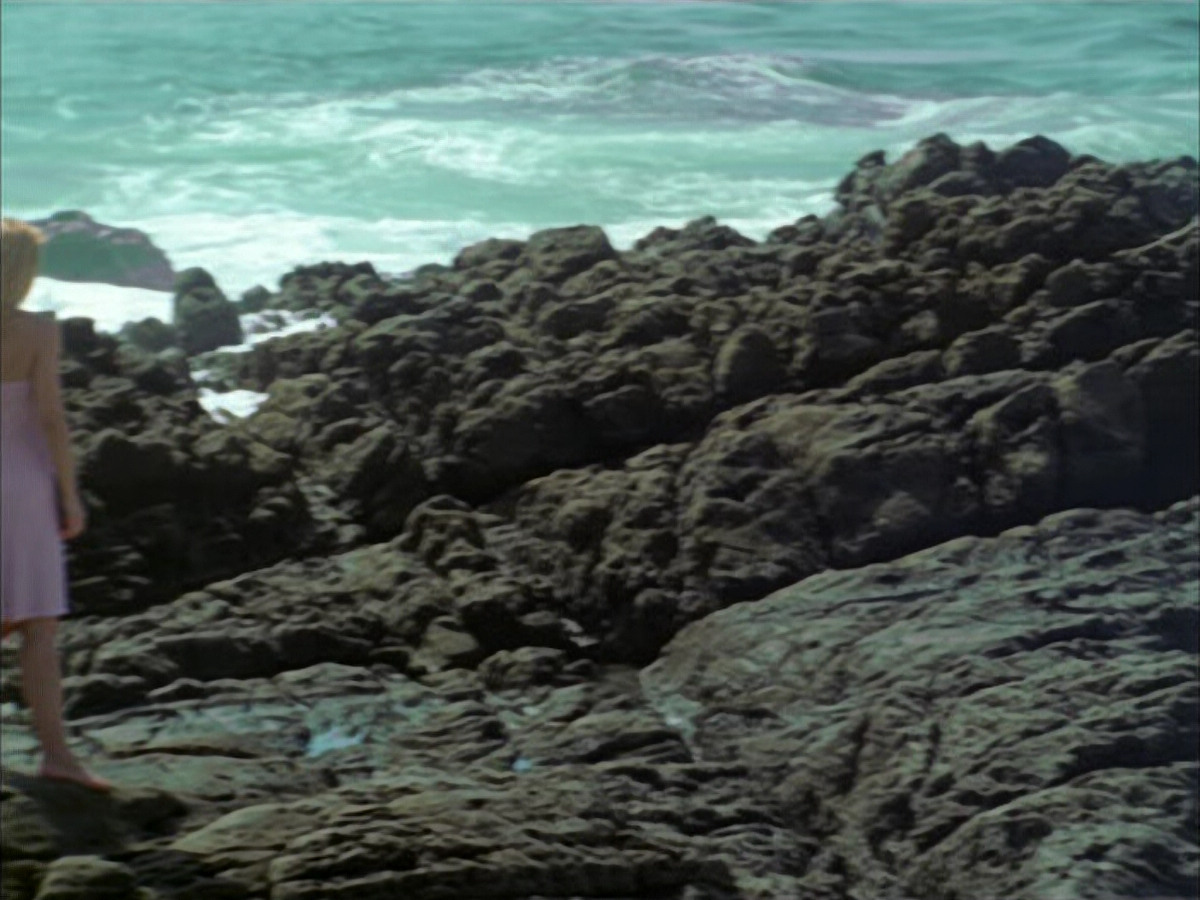 extant_StarTrek_VOY_6x01-EquinoxPart2_01431.jpg