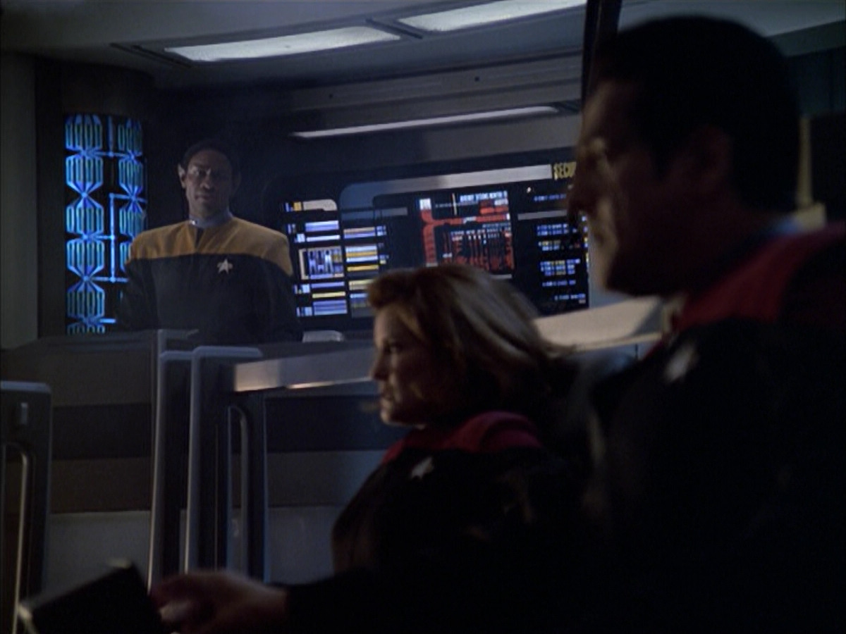 extant_StarTrek_VOY_6x01-EquinoxPart2_01631.jpg