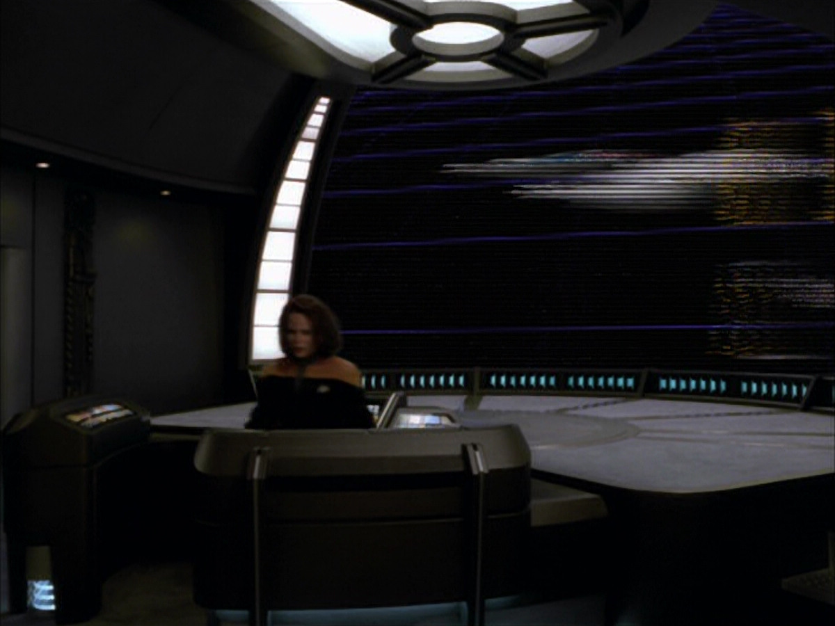 extant_StarTrek_VOY_6x01-EquinoxPart2_01657.jpg
