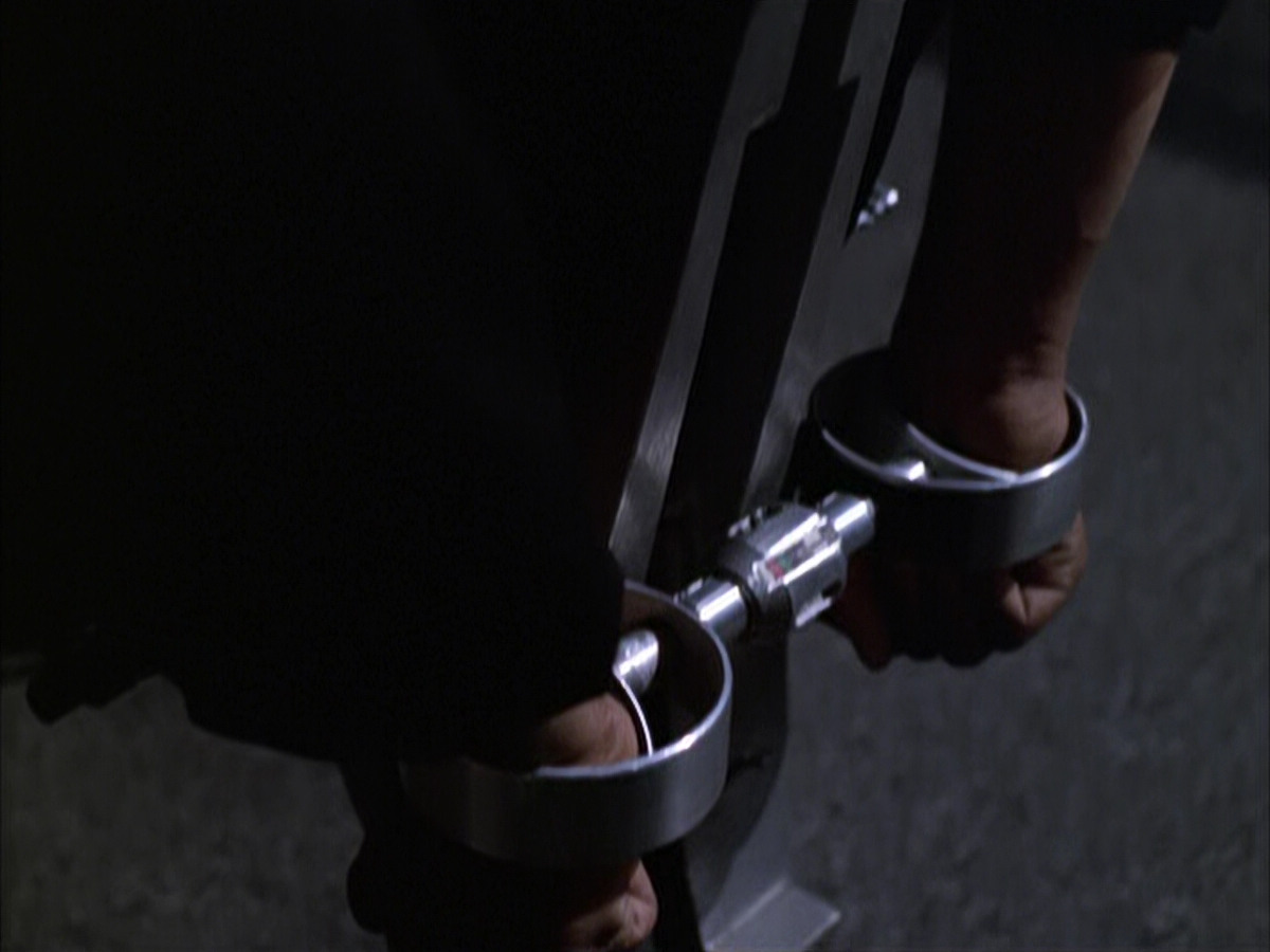 extant_StarTrek_VOY_6x01-EquinoxPart2_01831.jpg