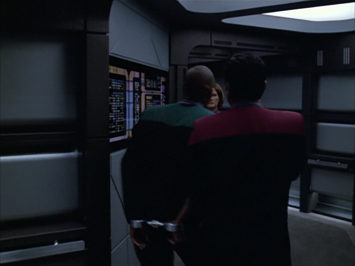 extant_StarTrek_VOY_6x01-EquinoxPart2_02017.jpg