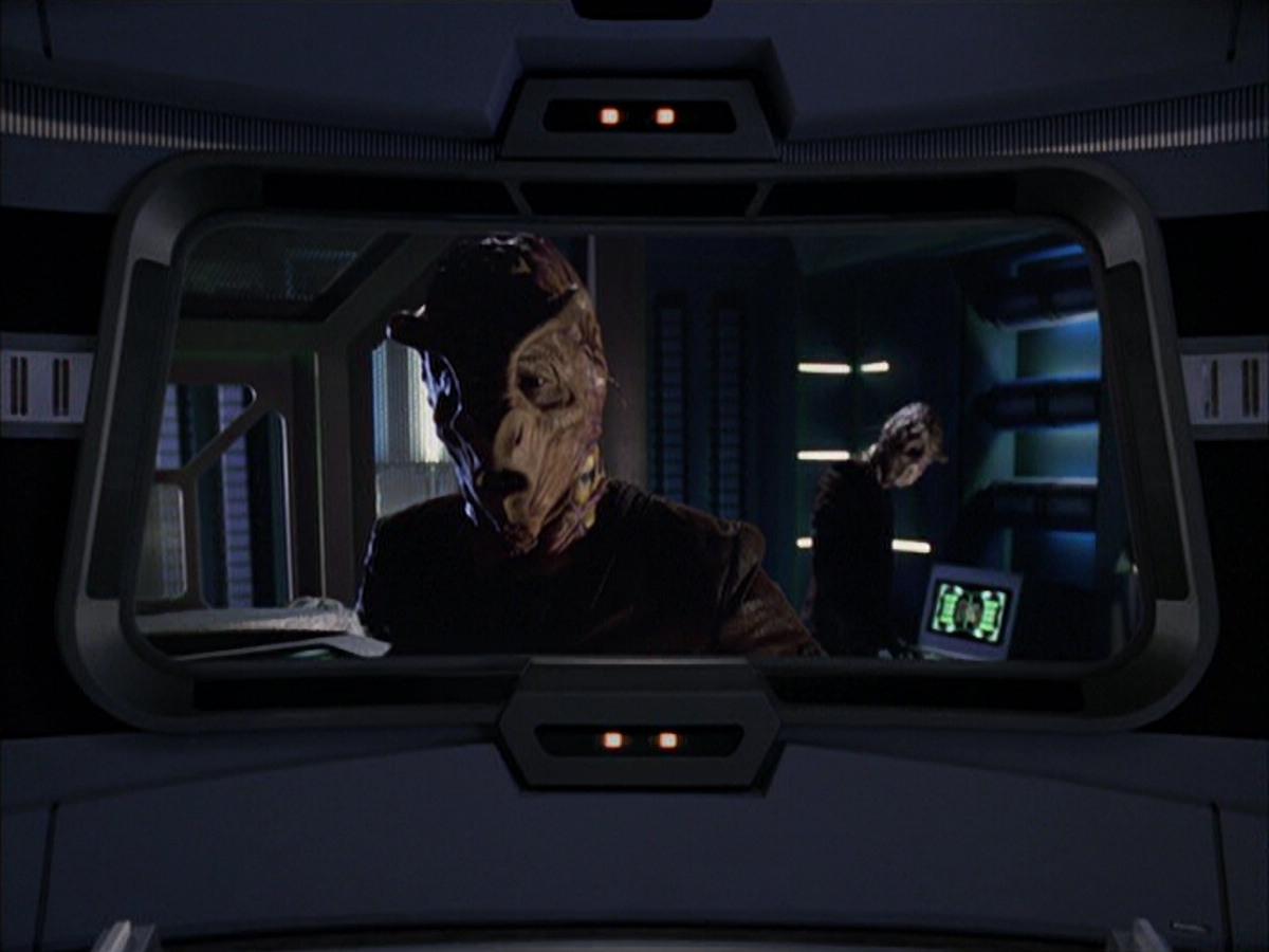 extant_StarTrek_VOY_6x01-EquinoxPart2_02192.jpg