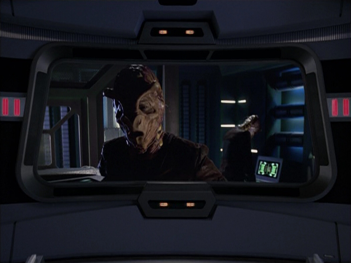 extant_StarTrek_VOY_6x01-EquinoxPart2_02204.jpg