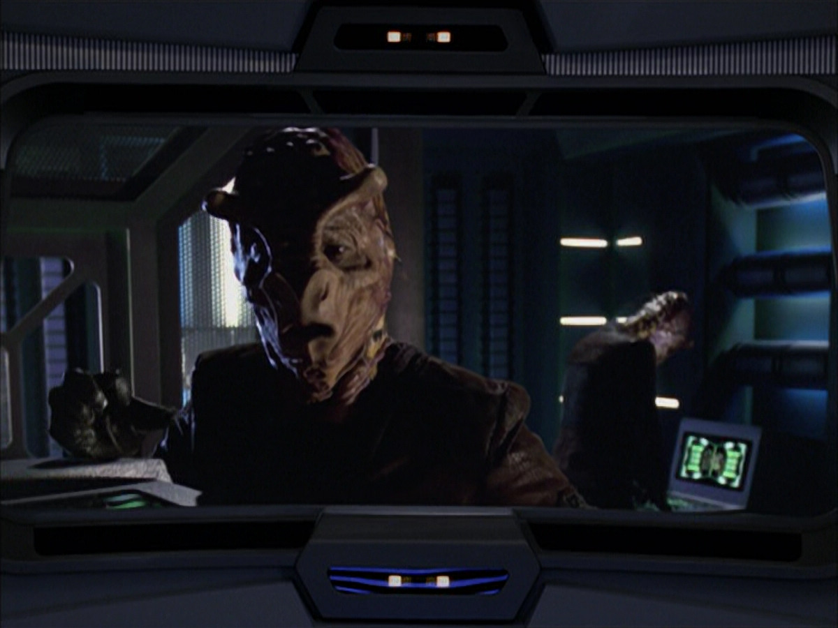 extant_StarTrek_VOY_6x01-EquinoxPart2_02216.jpg