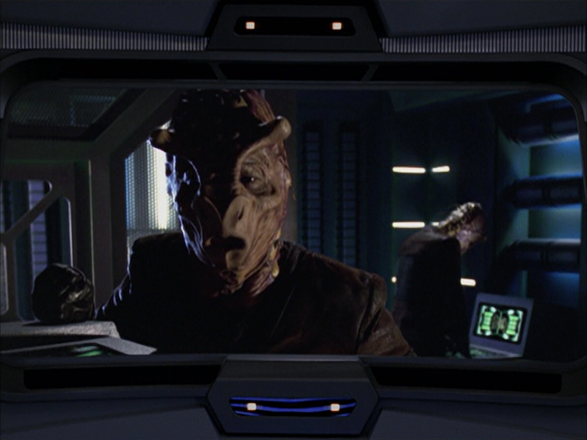 extant_StarTrek_VOY_6x01-EquinoxPart2_02217.jpg