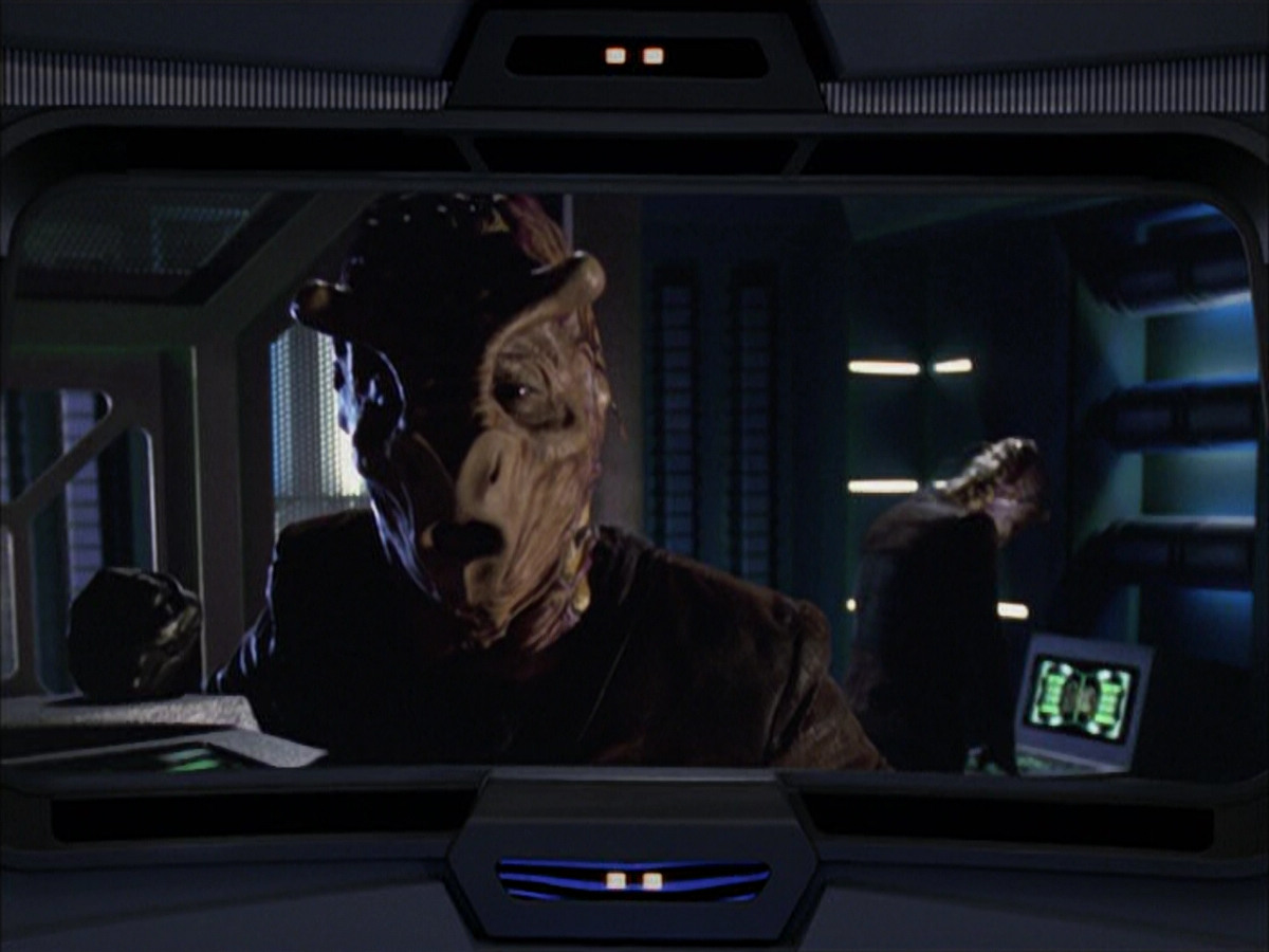 extant_StarTrek_VOY_6x01-EquinoxPart2_02218.jpg