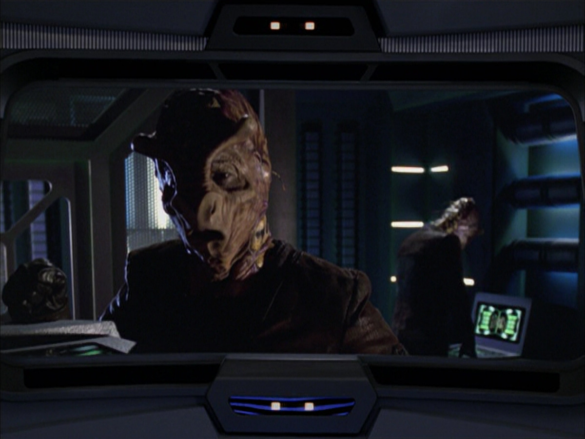 extant_StarTrek_VOY_6x01-EquinoxPart2_02225.jpg