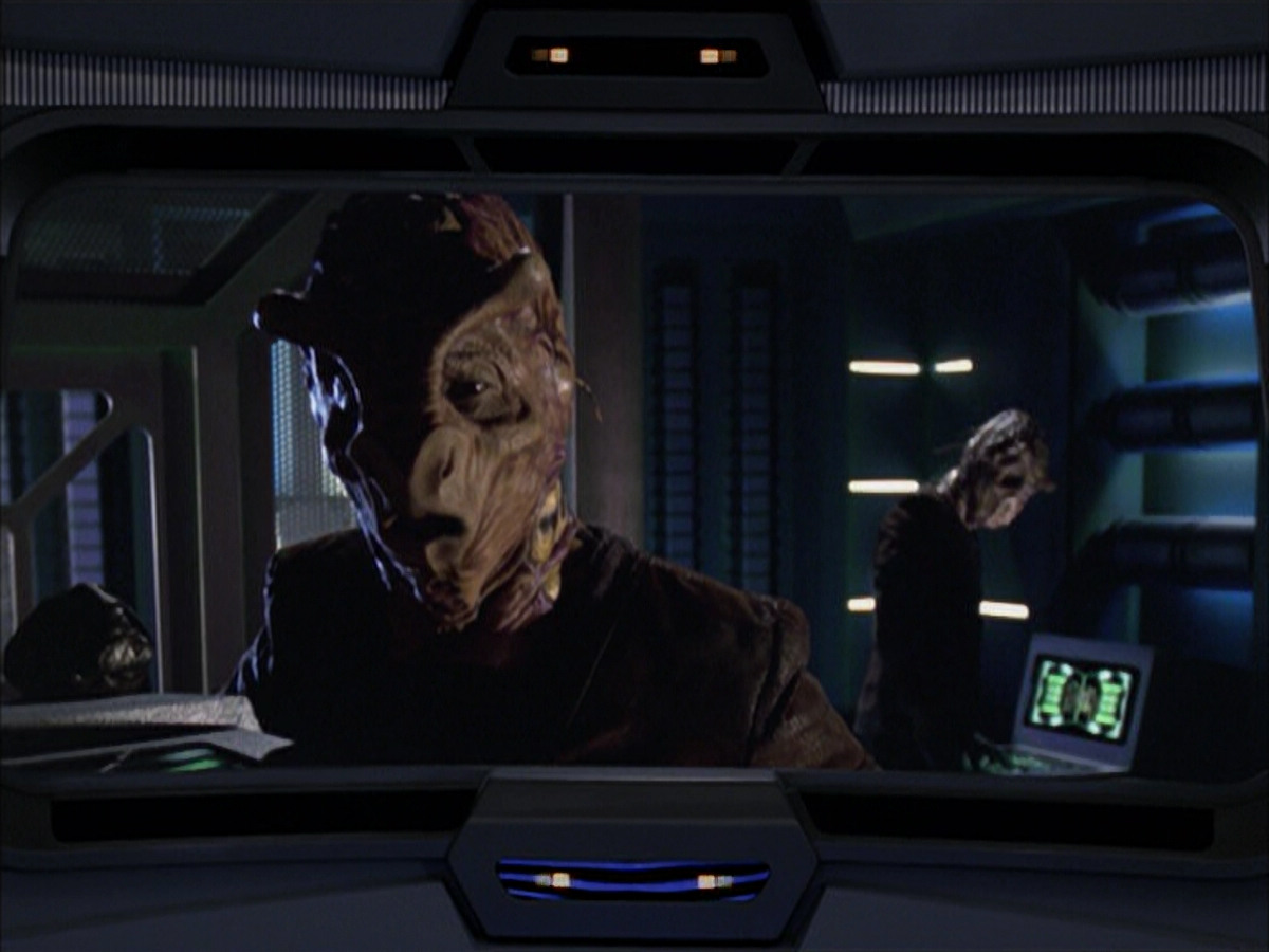 extant_StarTrek_VOY_6x01-EquinoxPart2_02234.jpg