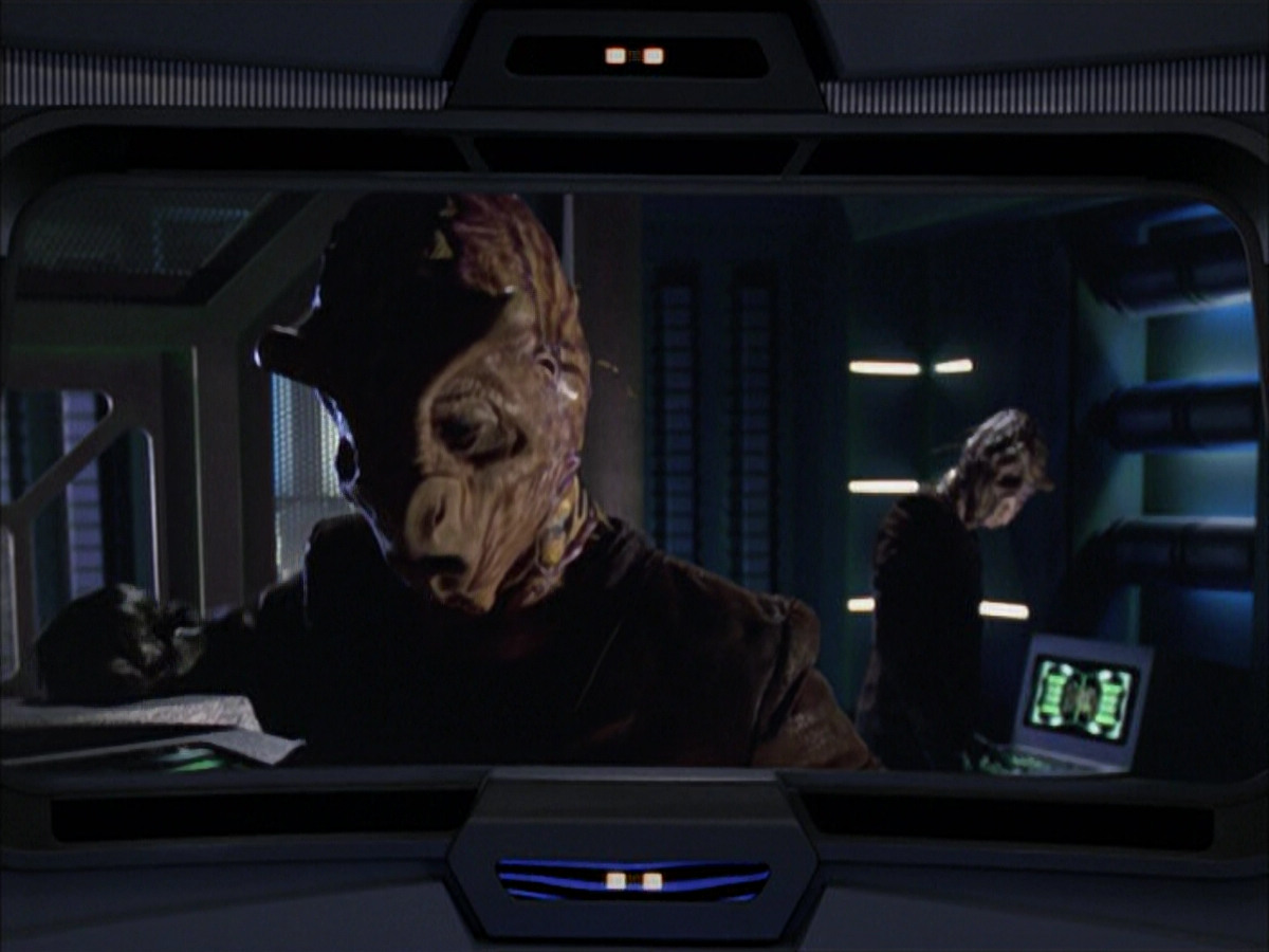 extant_StarTrek_VOY_6x01-EquinoxPart2_02235.jpg