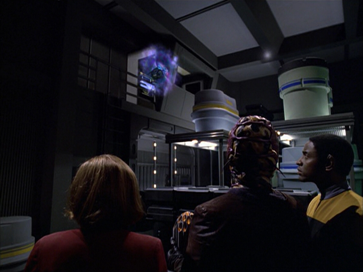 extant_StarTrek_VOY_6x01-EquinoxPart2_02249.jpg