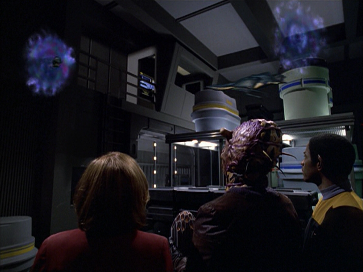 extant_StarTrek_VOY_6x01-EquinoxPart2_02254.jpg