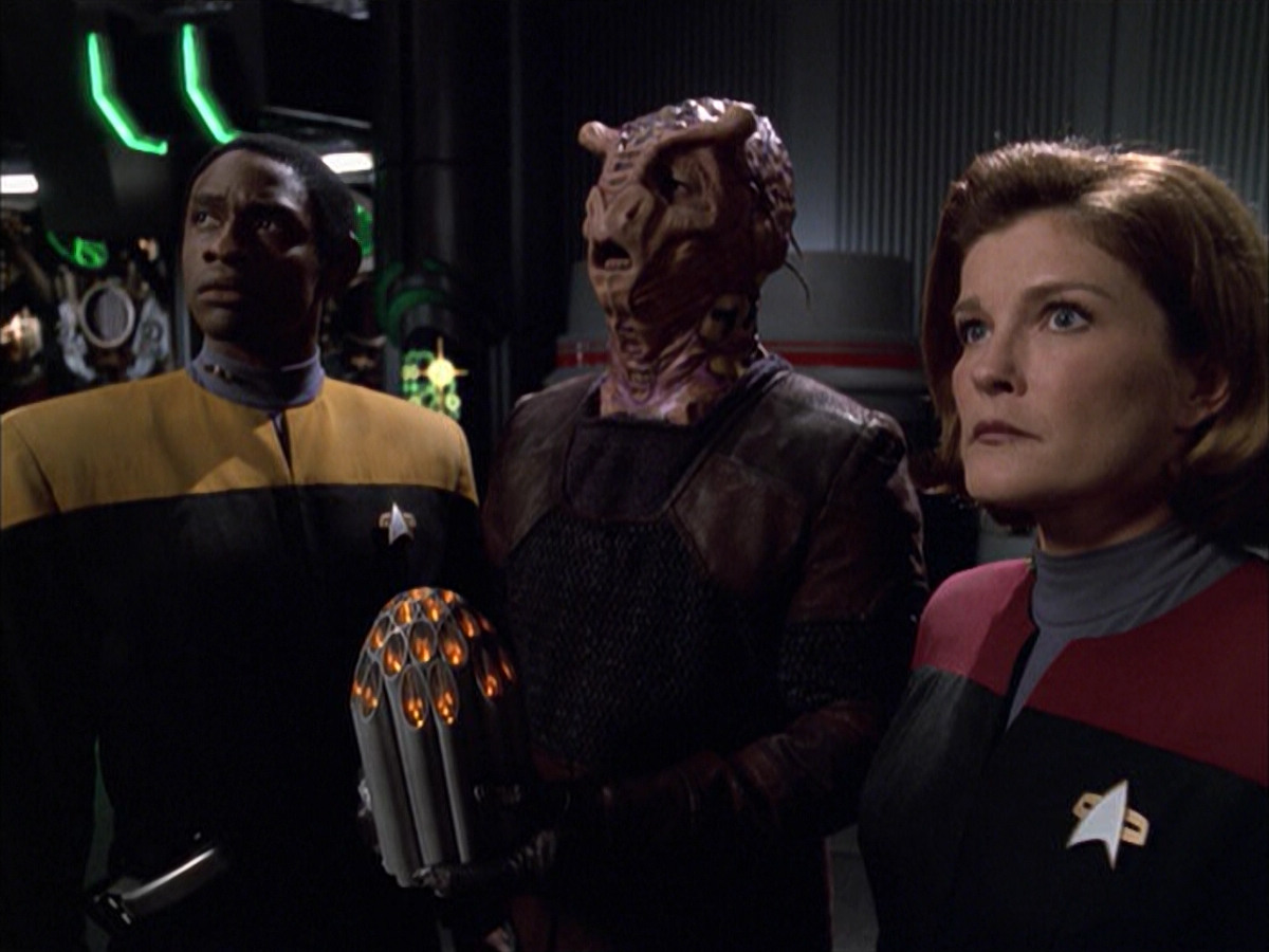 extant_StarTrek_VOY_6x01-EquinoxPart2_02256.jpg