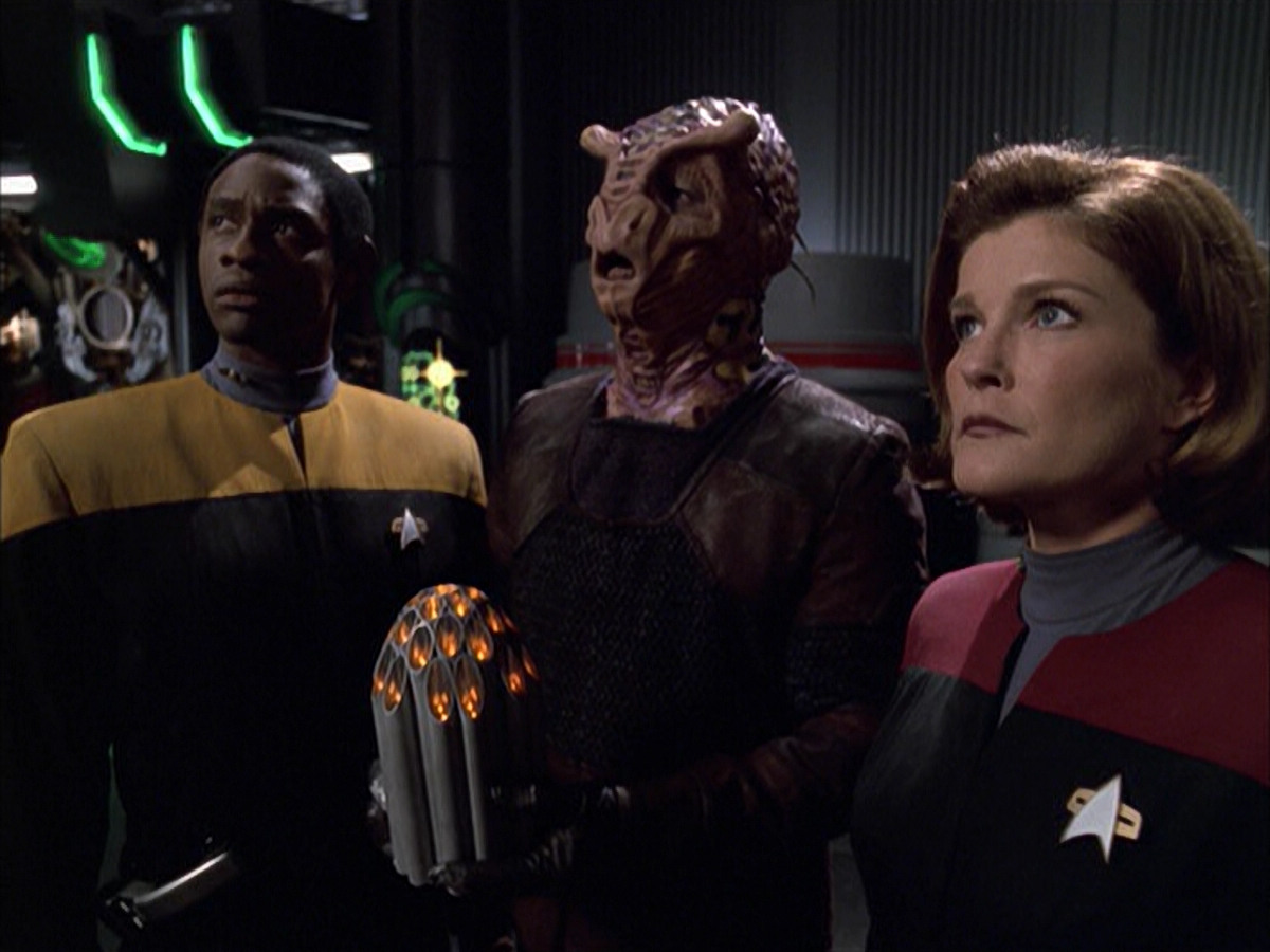 extant_StarTrek_VOY_6x01-EquinoxPart2_02258.jpg