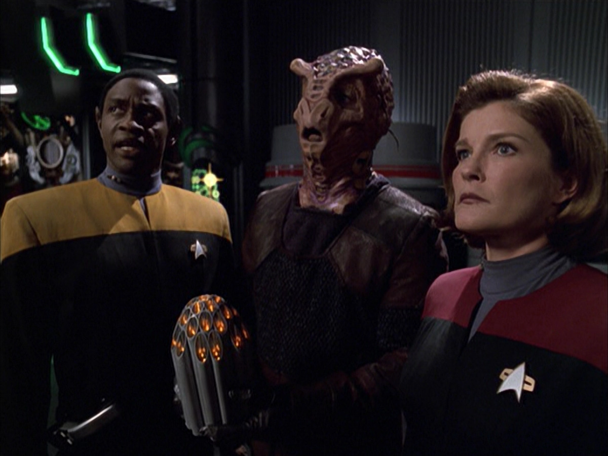 extant_StarTrek_VOY_6x01-EquinoxPart2_02263.jpg