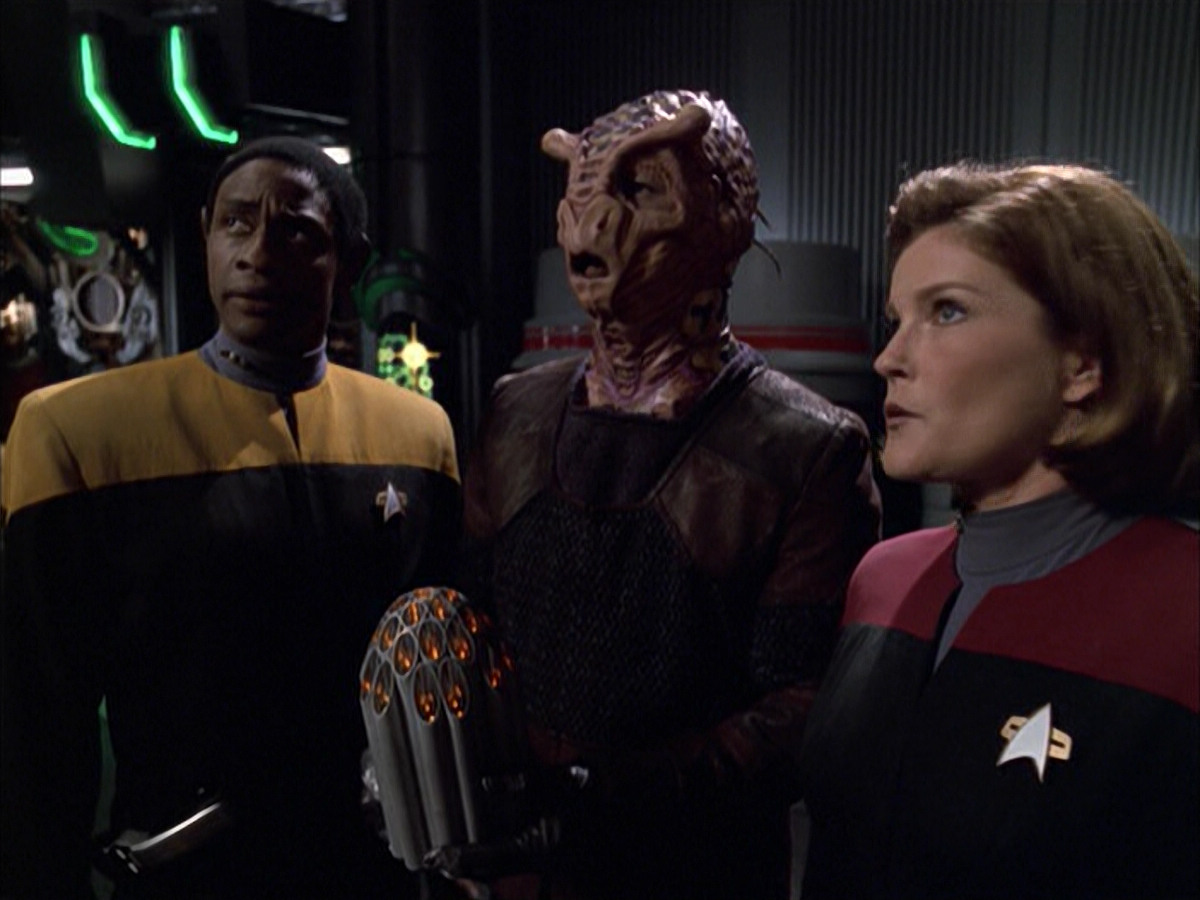 extant_StarTrek_VOY_6x01-EquinoxPart2_02266.jpg