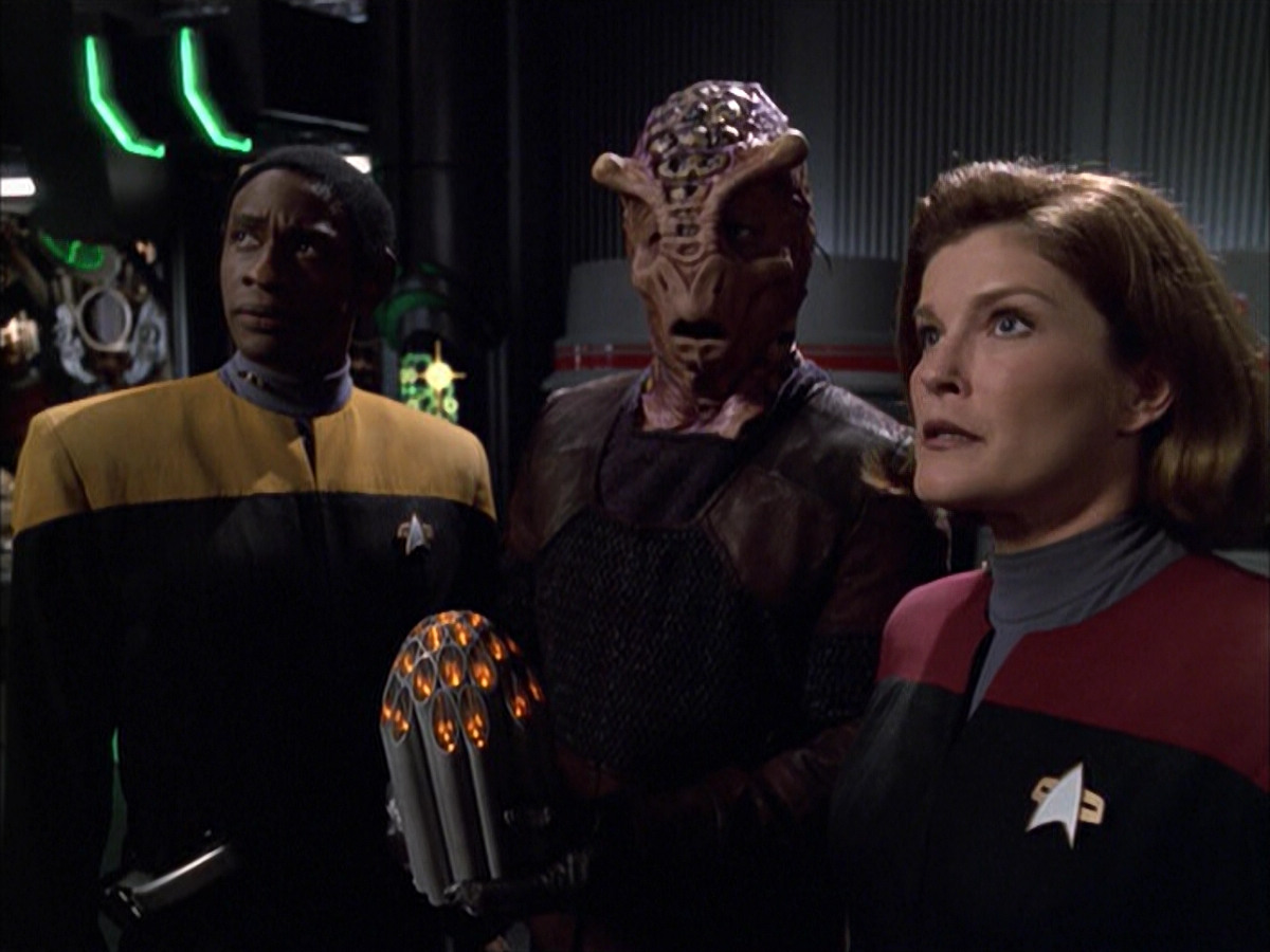 extant_StarTrek_VOY_6x01-EquinoxPart2_02269.jpg