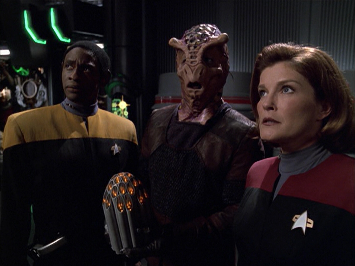 extant_StarTrek_VOY_6x01-EquinoxPart2_02270.jpg