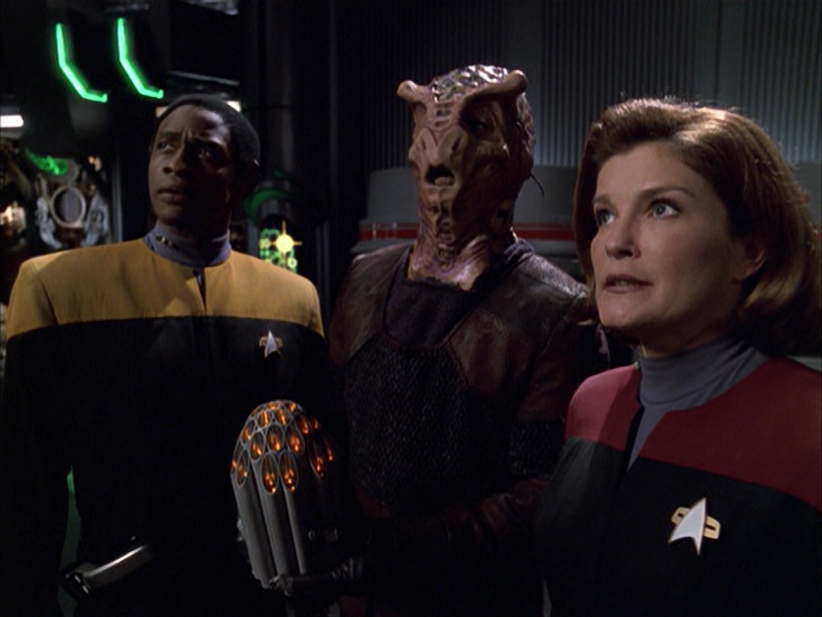 extant_StarTrek_VOY_6x01-EquinoxPart2_02273.jpg