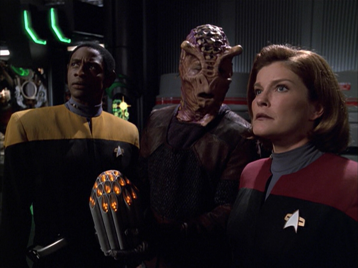 extant_StarTrek_VOY_6x01-EquinoxPart2_02284.jpg