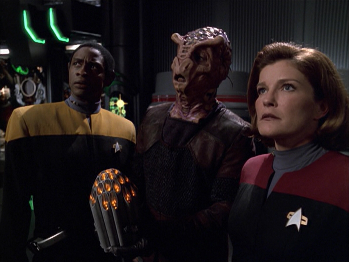 extant_StarTrek_VOY_6x01-EquinoxPart2_02286.jpg