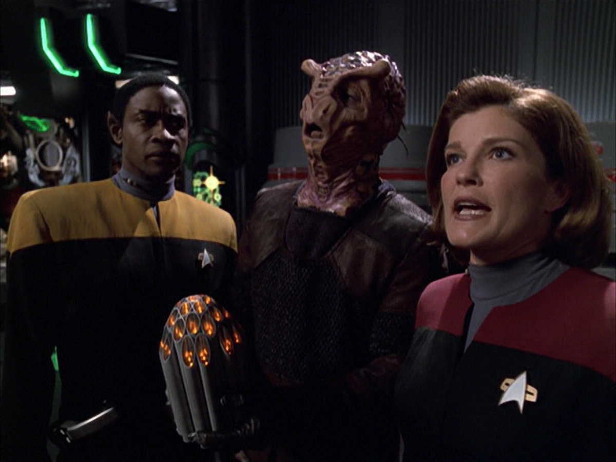 extant_StarTrek_VOY_6x01-EquinoxPart2_02288.jpg