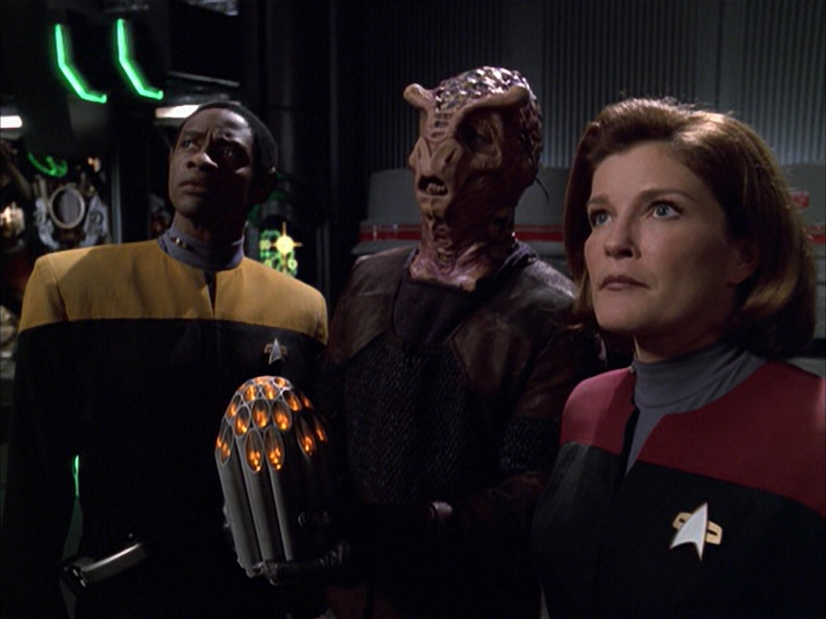 extant_StarTrek_VOY_6x01-EquinoxPart2_02297.jpg