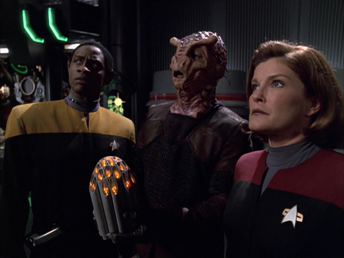 extant_StarTrek_VOY_6x01-EquinoxPart2_02301.jpg