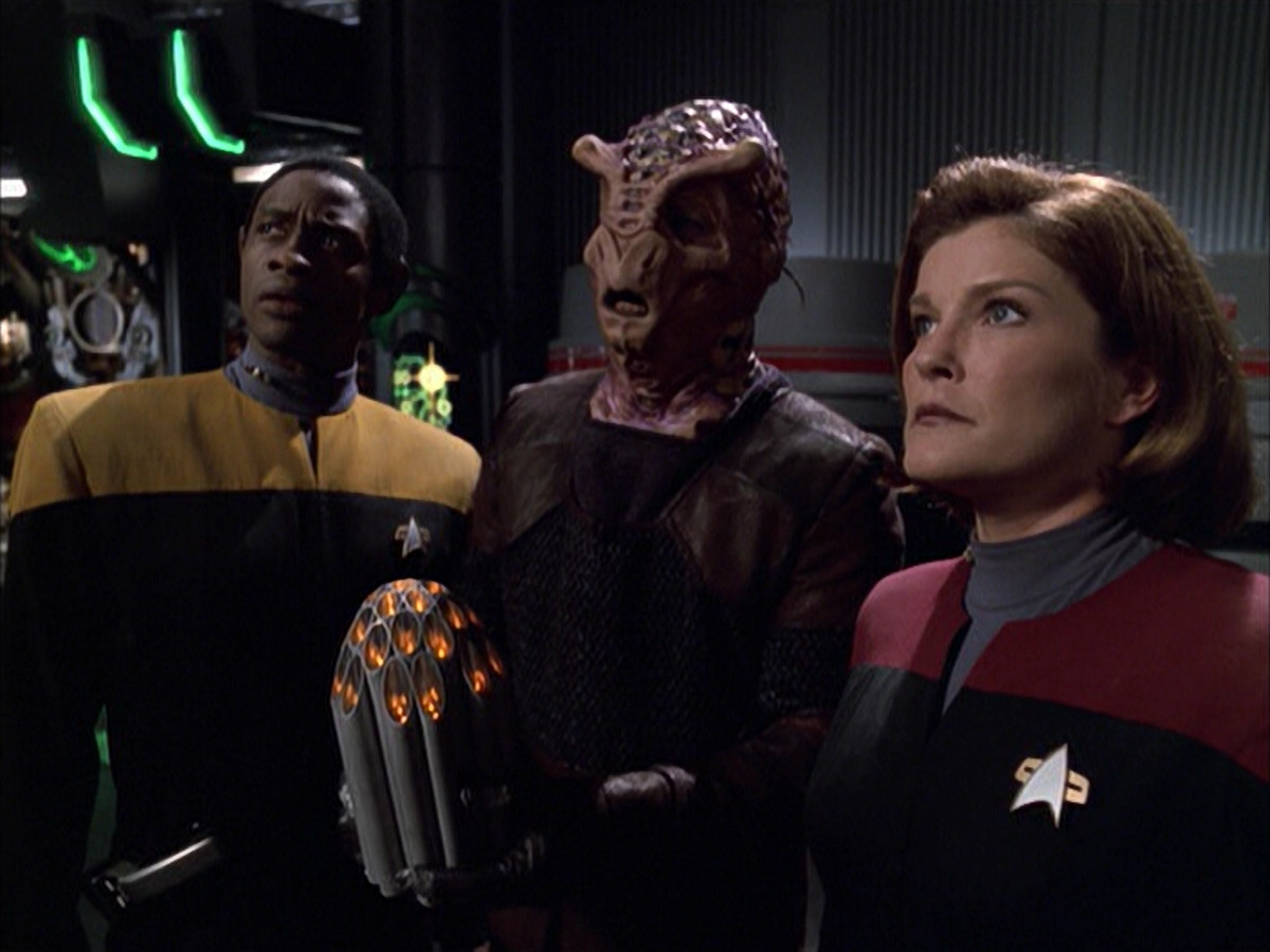 extant_StarTrek_VOY_6x01-EquinoxPart2_02311.jpg