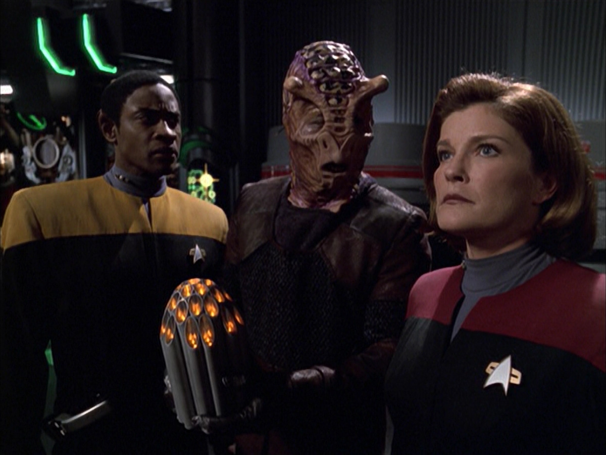 extant_StarTrek_VOY_6x01-EquinoxPart2_02312.jpg