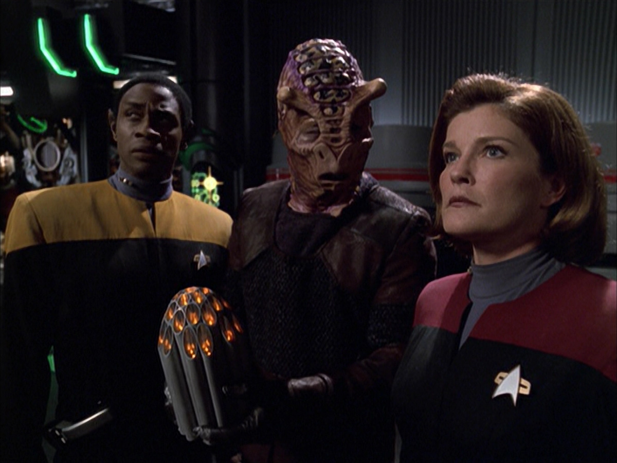 extant_StarTrek_VOY_6x01-EquinoxPart2_02313.jpg