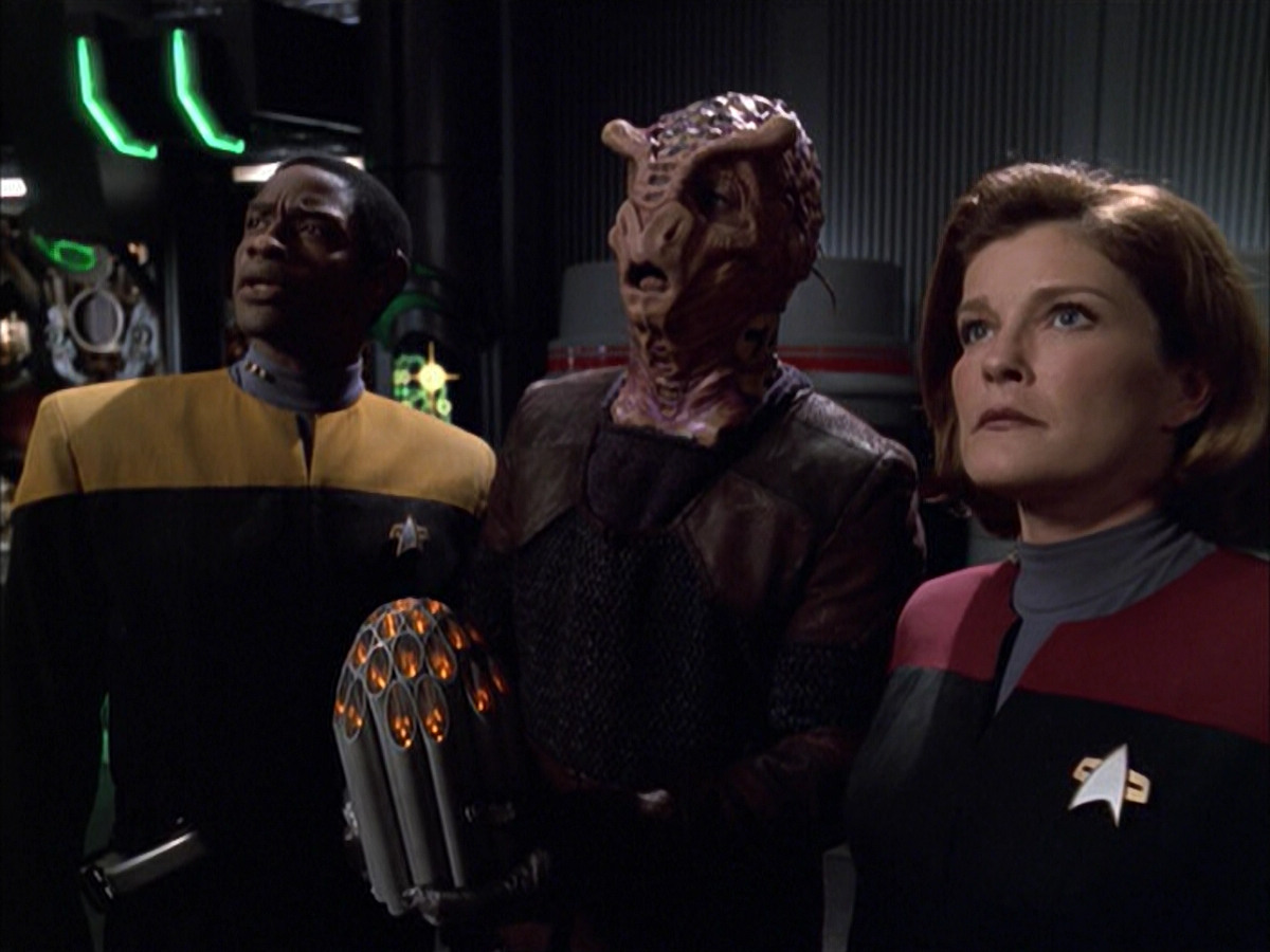extant_StarTrek_VOY_6x01-EquinoxPart2_02317.jpg