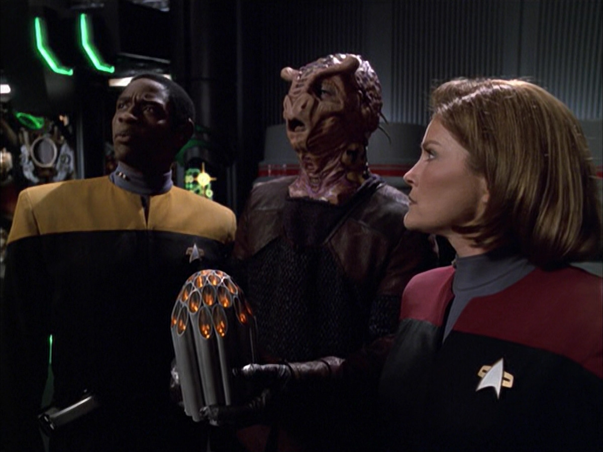 extant_StarTrek_VOY_6x01-EquinoxPart2_02324.jpg